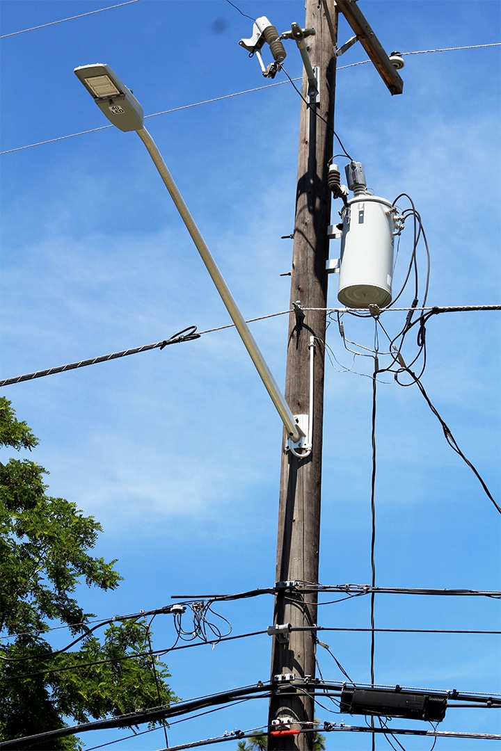 Streetlight drip loop clearance requirements in the Communication Worker Safety Zone